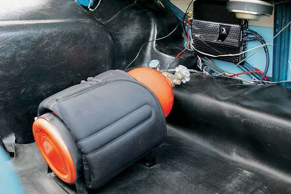 Установка закись азота в багажник с усиленным креплением