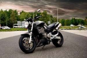 Испытания Honda Hornet 900 против Suzuki 1200 N