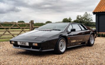 Фантасмагория Формулы-1 на Дороге: Эксклюзивный Lotus Esprit Turbo с Гоночными Генетикой