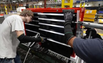 Танець металу: народження ящика для інструментів у лабораторії Craftsman
