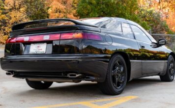 1994 Ford Mustang проти Subaru SVX: Порівняння піктограм ефективності 90 -х