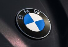 BMW оновлює відомий логотип на всіх моделях