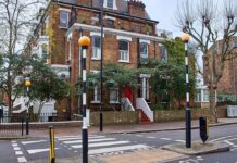 Пішохідні переходи “Зебра”: Повний посібник для пішоходів та водіїв 🚦