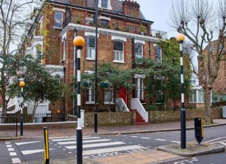 Пішохідні переходи “Зебра”: Повний посібник для пішоходів та водіїв 🚦