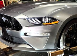 Kancelář šerifa zabavila Mustang po honičce v rychlosti 209 km/h, majitel čelí obvinění