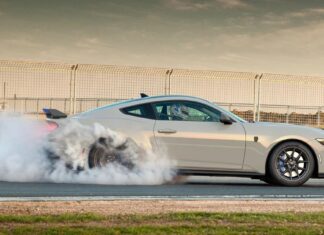 Ford dévoile une Mustang Dark Horse en édition limitée avec Triple Eight Racing Connection