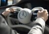 Mercedes-Benz EQS 2026 року використовує нову систему рульового керування та ярмо