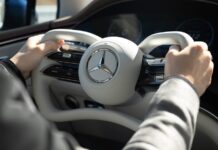 Mercedes-Benz EQS 2026 року використовує нову систему рульового керування та ярмо