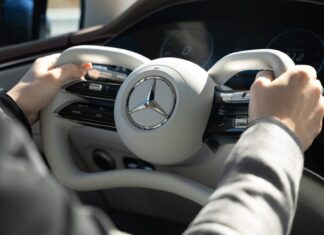 Mercedes-Benz EQS 2026 року використовує нову систему рульового керування та ярмо