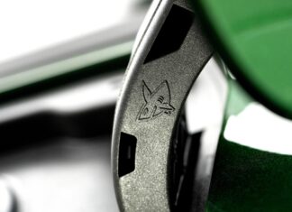 Opel Прячет Акул в Автомобилях: 20-летняя Традиция Пасок