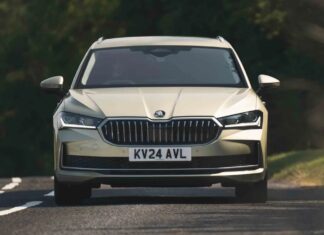 rozdíl 18 liber? Porovnání nabídek leasingu na vozy Škoda Superb a Octavia