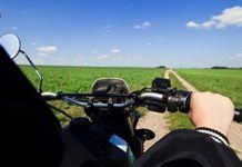 Як залишатися прохолодним на мотоциклі: екіпірування, гідратація та безпека під час спеки