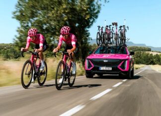 Skoda elektrisiert die Tour de France: 130 Jahre Geschichte trifft auf grüne Mobilität